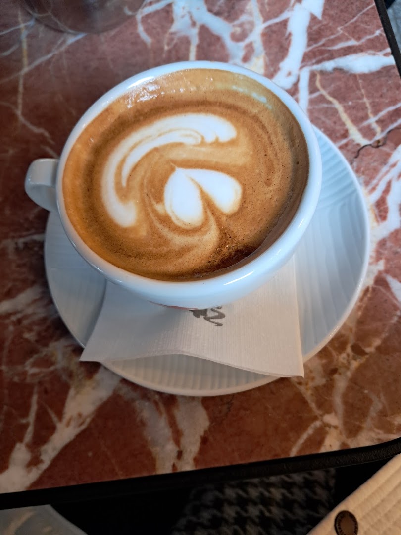 Marais: appetizing photo of coffee drink