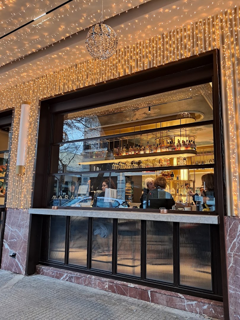 Marais: attractive, high-quality exterior bar shot