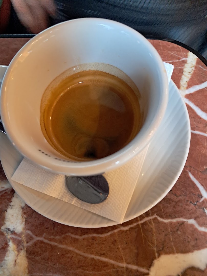Marais: clear photo of served coffee
