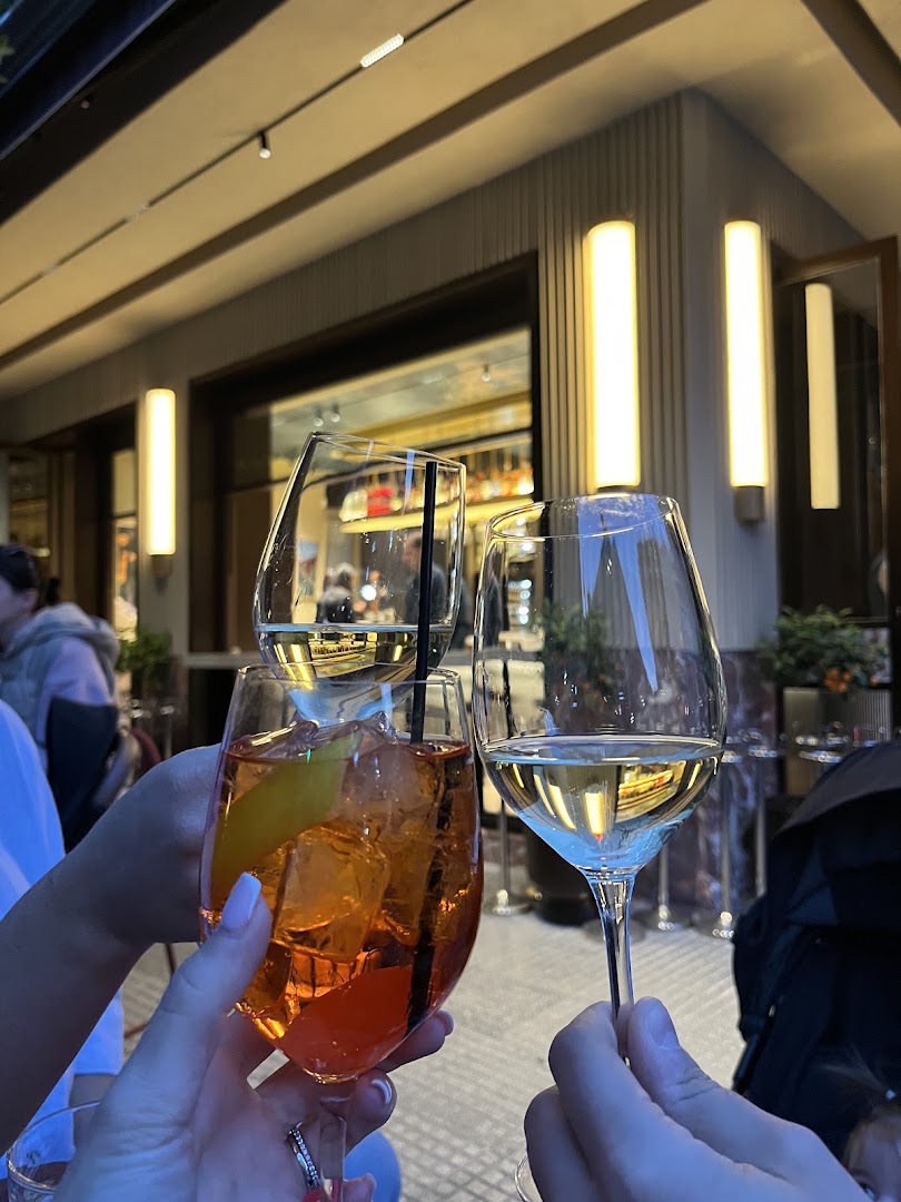 Marais: inviting atmosphere with drinks