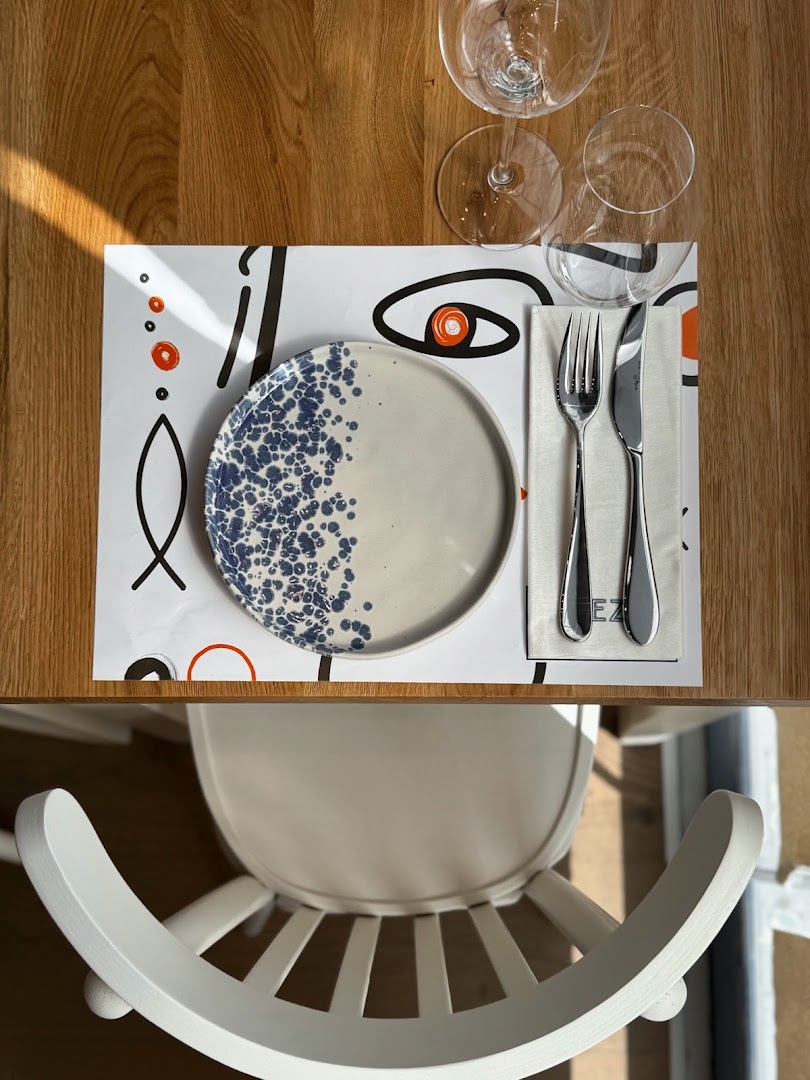 MEZE experience: clean and professional table setting