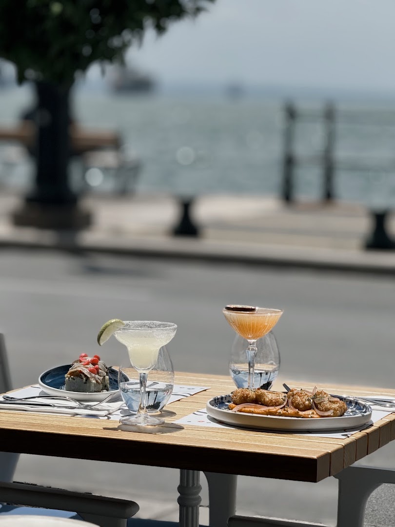 MEZE experience: appealing food and drink presentation