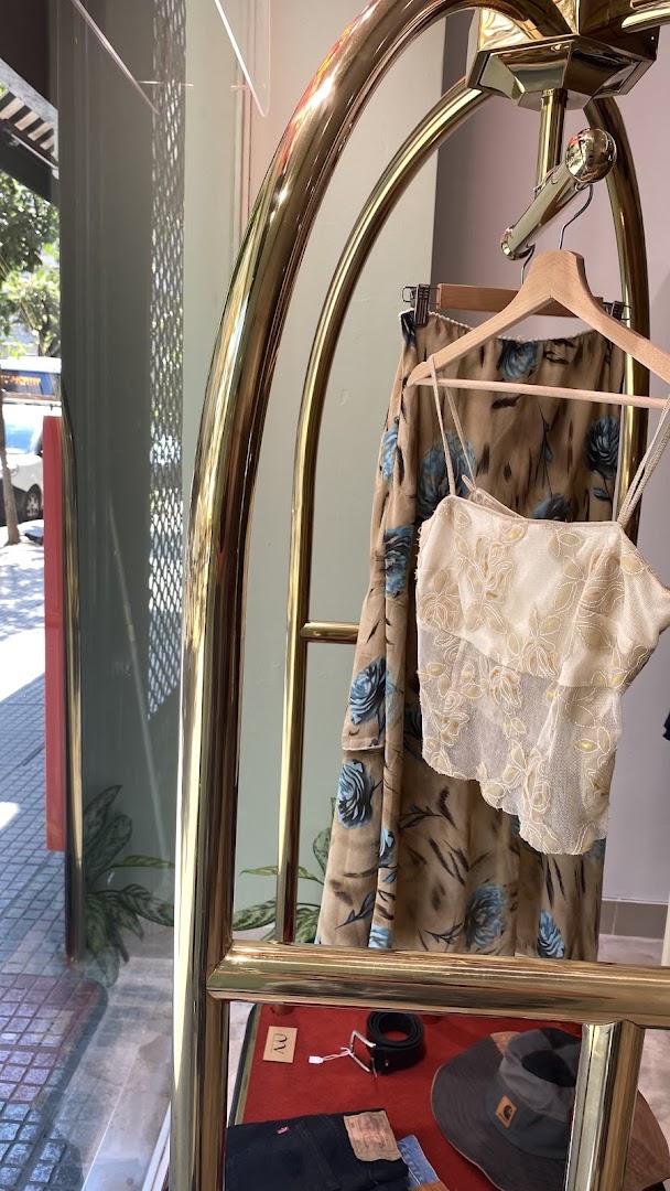 Modeva Vintage: attractive product display and storefront