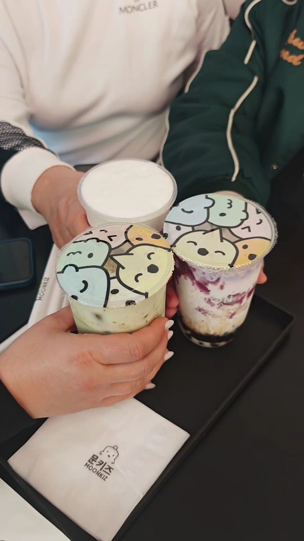 Moonkiz: clear photo of served drinks