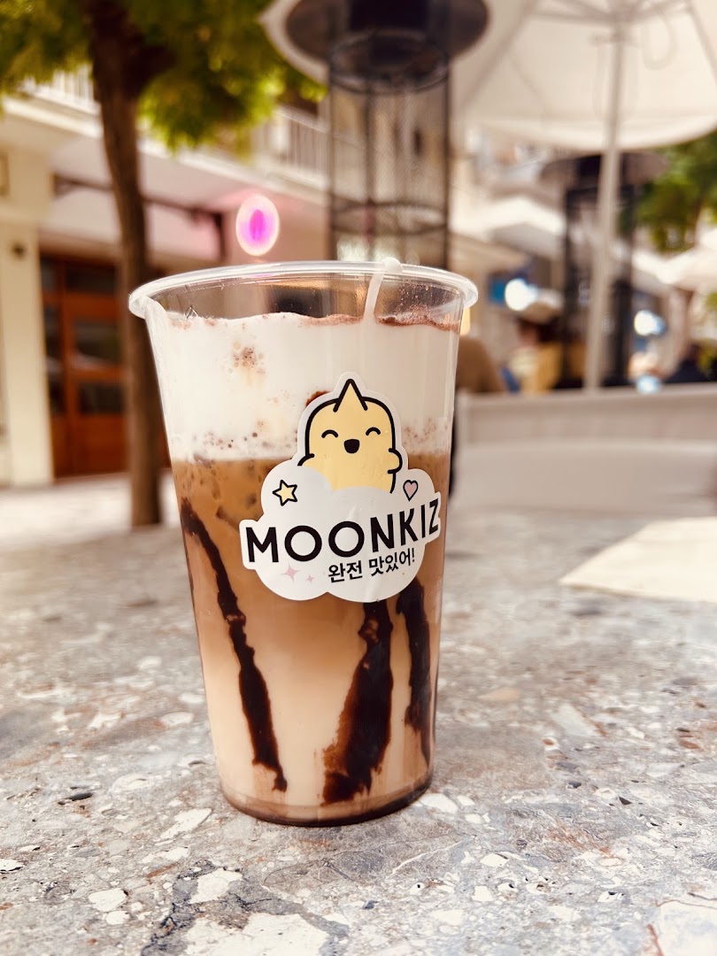 Moonkiz: appetizing drink photo with branding