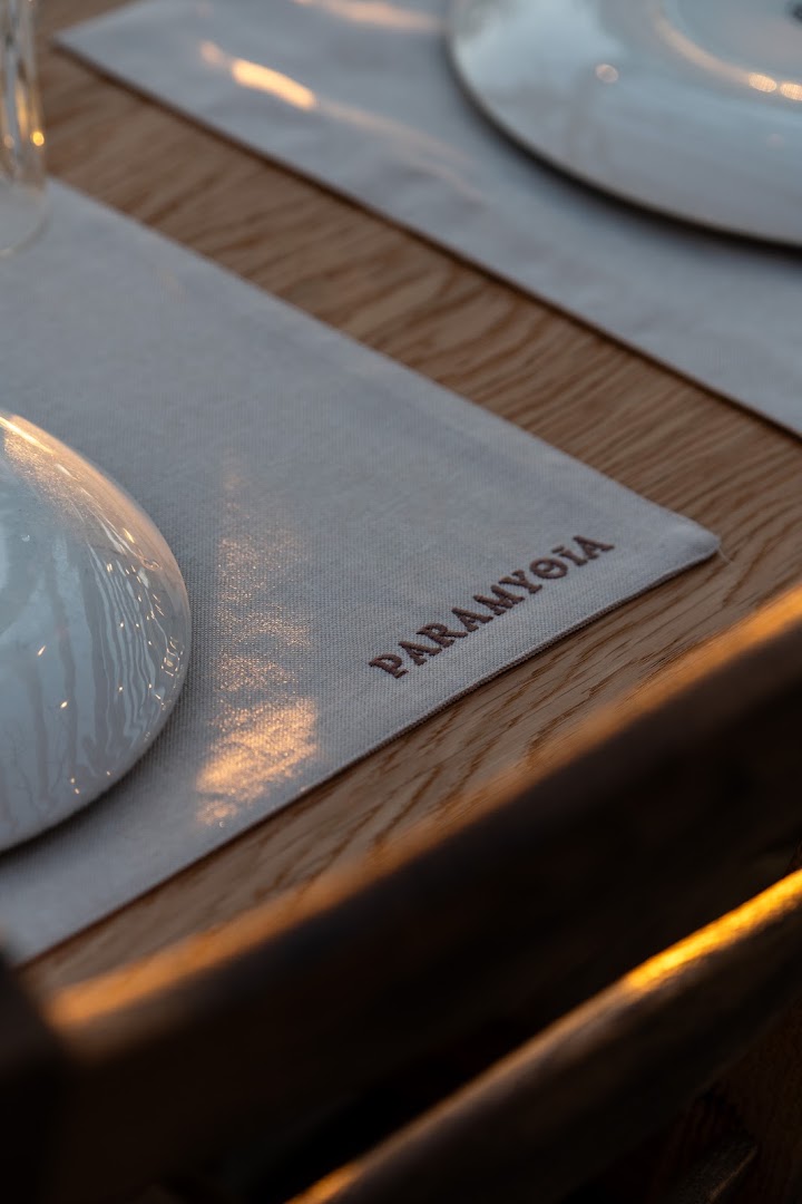 Paramythia: professional and elegant table setting