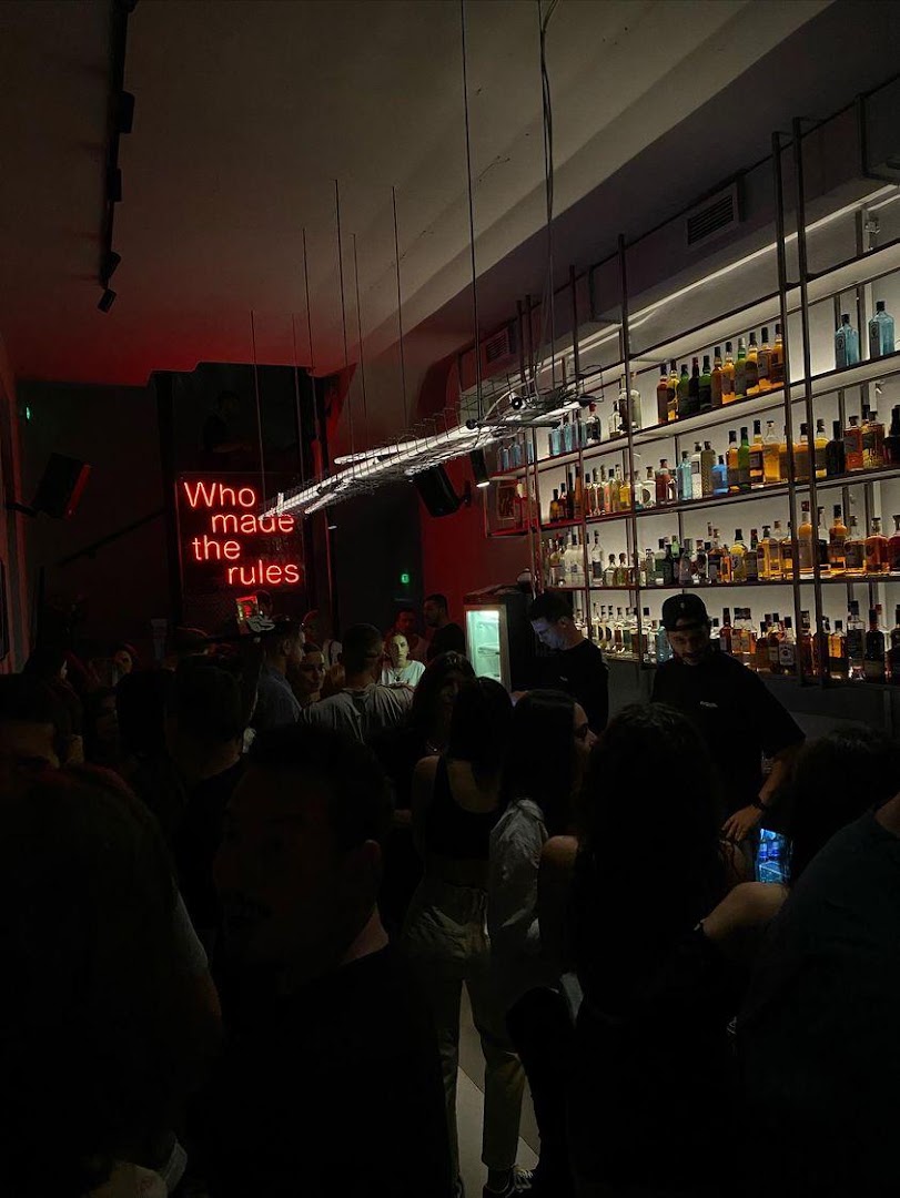 Purovoku Project: bar's lively atmosphere