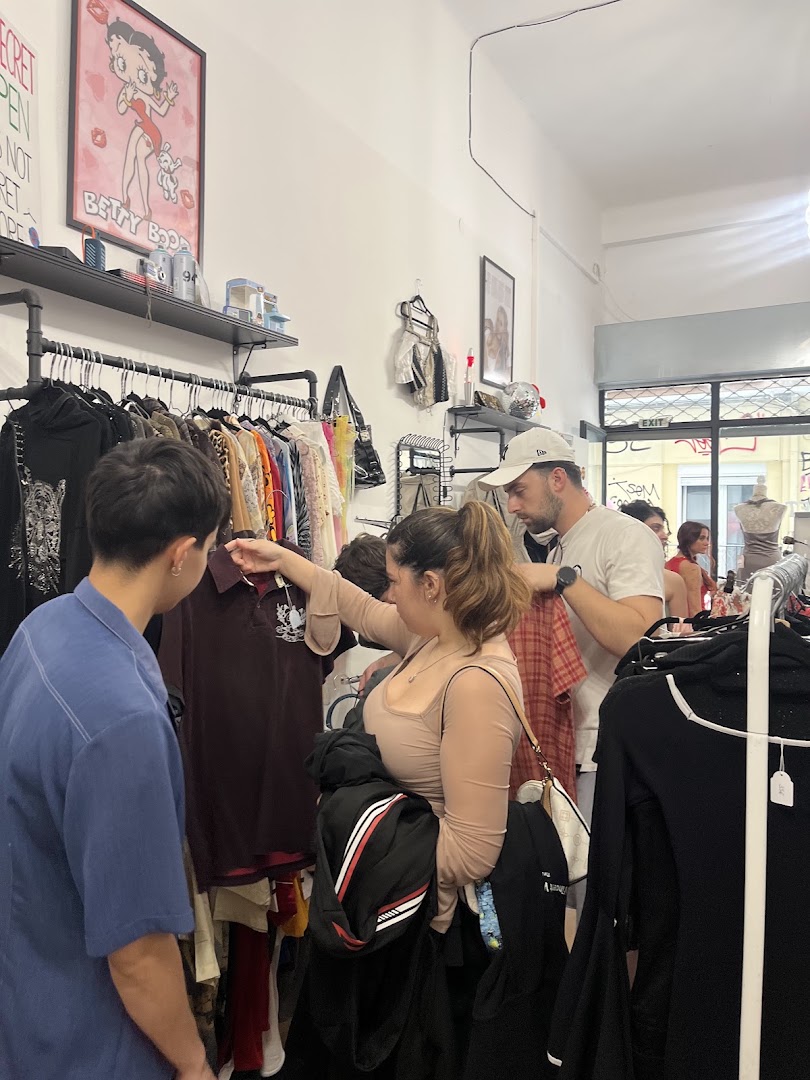 RetrosSecret: customers browsing the shop