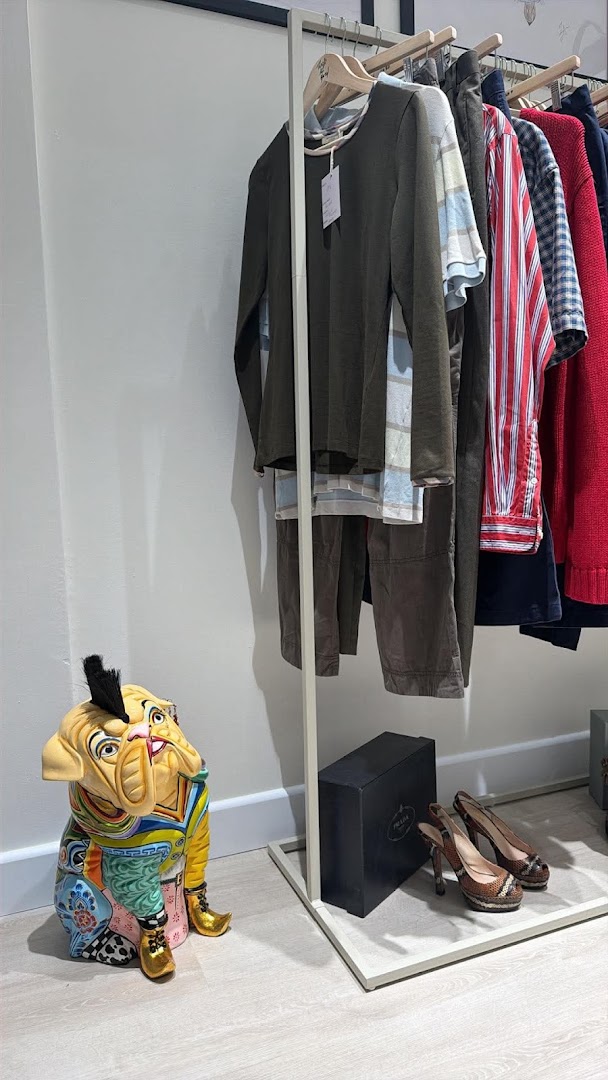 Thrift Me Hard: clear display of shop products