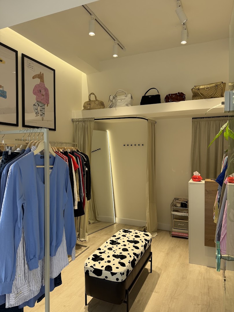 Thrift Me Hard: clean shop interior and display