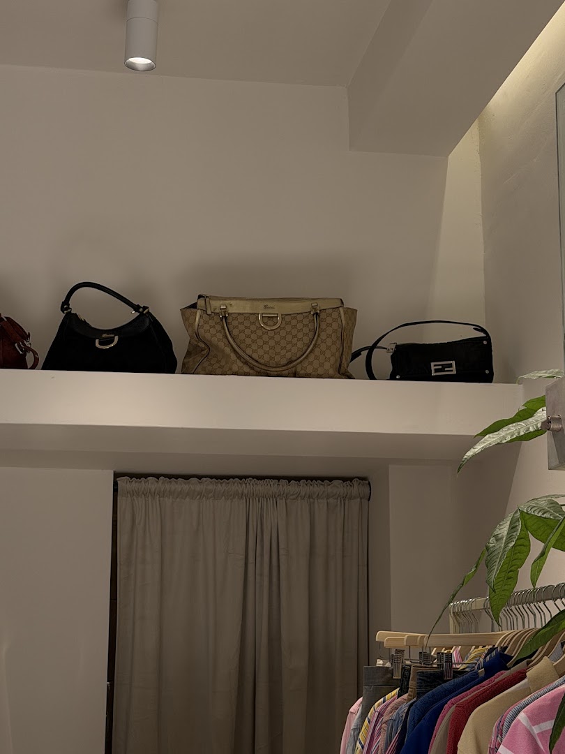 Thrift Me Hard: clear display of shop products
