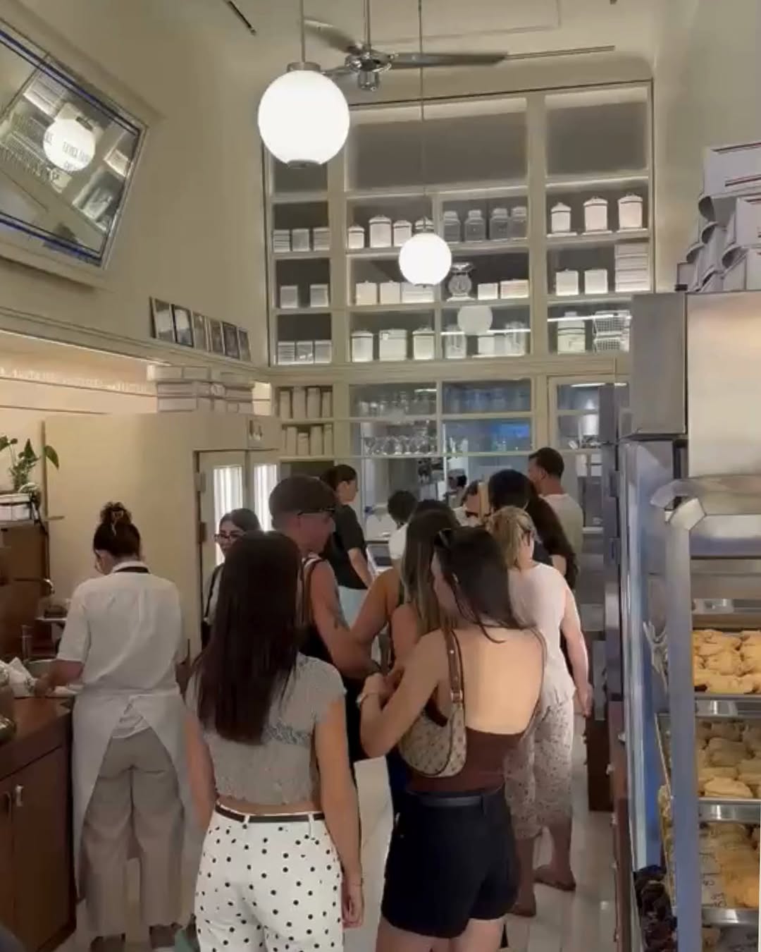 Tzeneral: busy atmosphere and interior