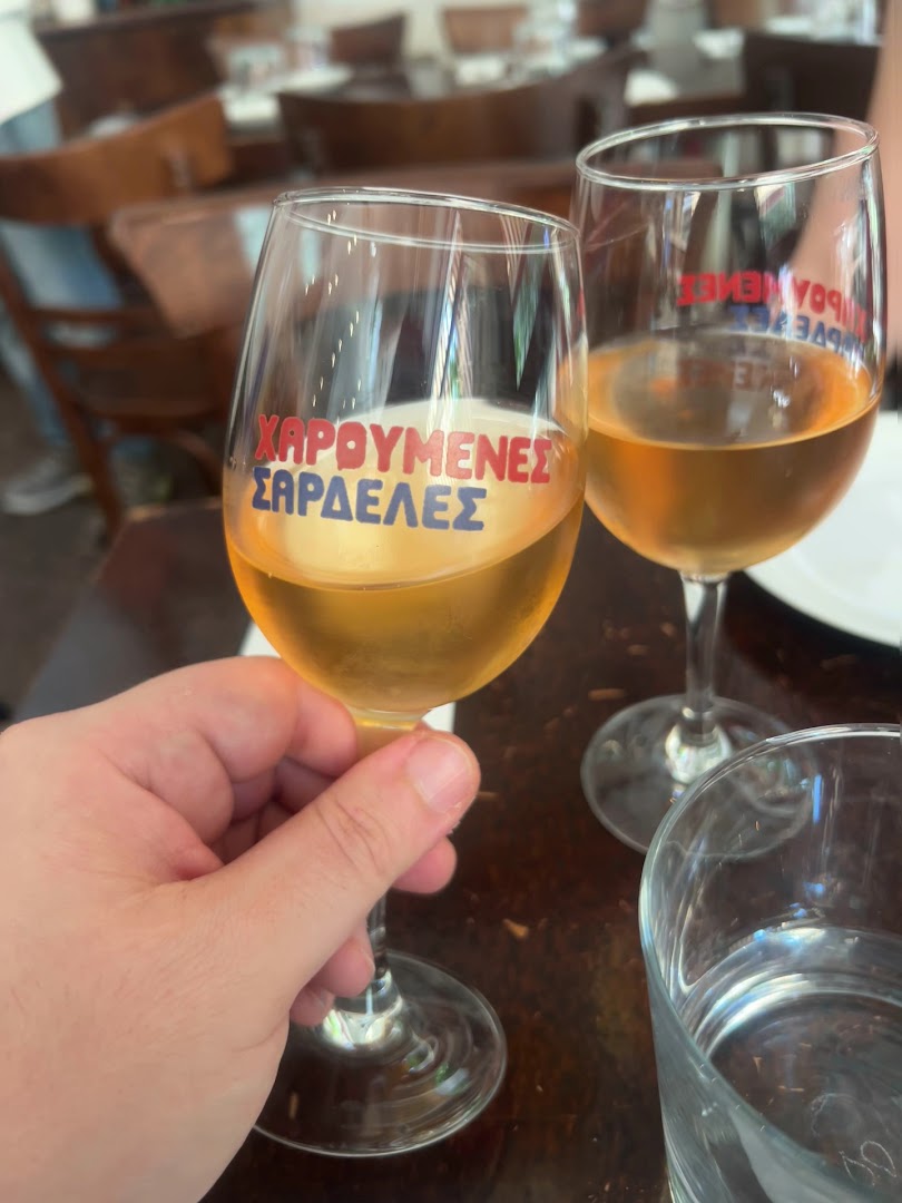 Xaroumenes Sardeles: appealing photo of branded wine glasses