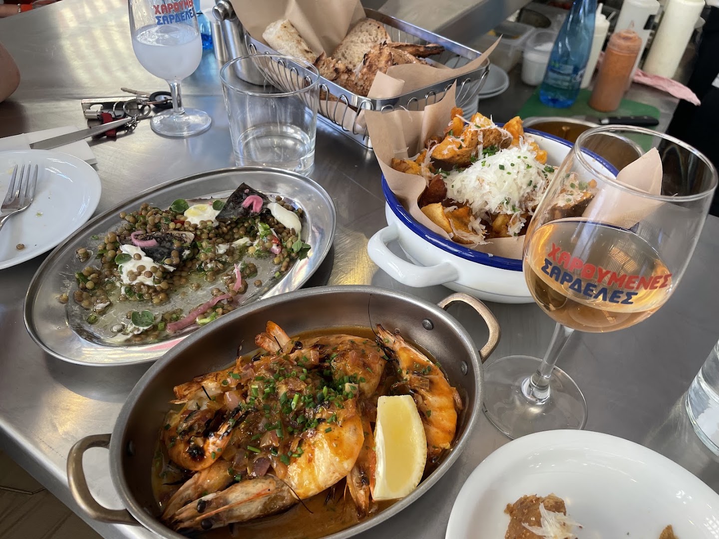 Xaroumenes Sardeles: appetizing food and branded glassware