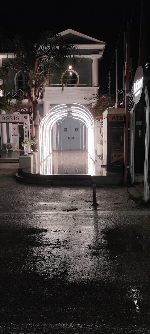 AiΘrio Resto Club: attractive night shot of entrance