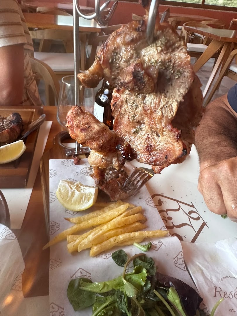 Resenda: appetizing food presentation at restaurant