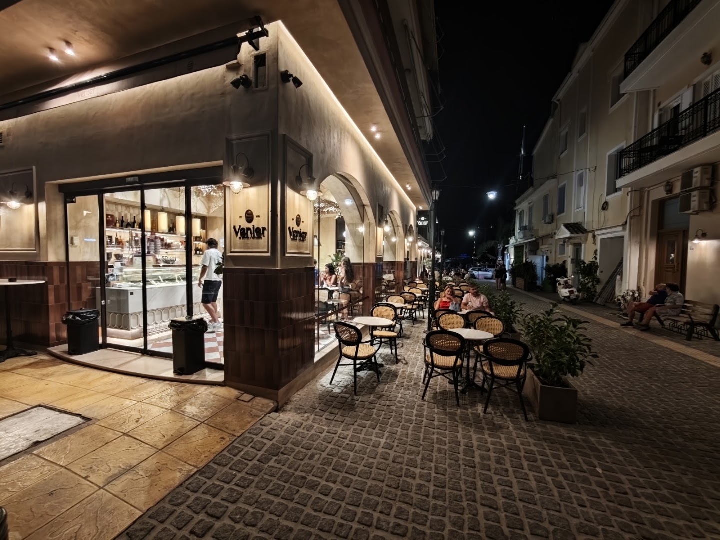 Venier Boulangerie: inviting atmosphere and clear exterior