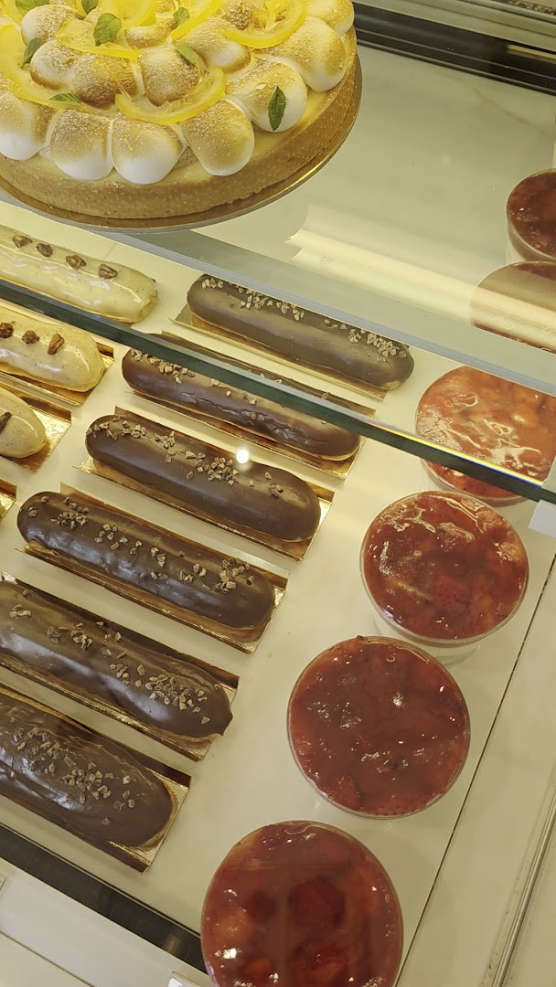 Venier Boulangerie: appetizing display of fresh pastries