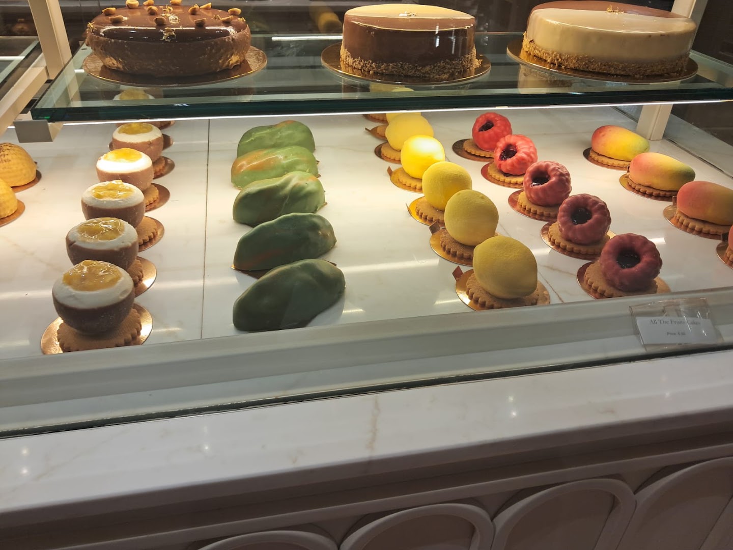 Venier Boulangerie: appetizing display of fresh pastries