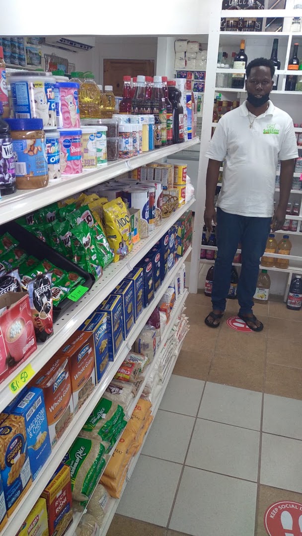 Groceries R Us: staff and shop products