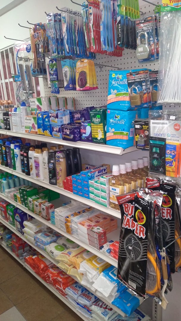 Groceries R Us: clear display of shop products