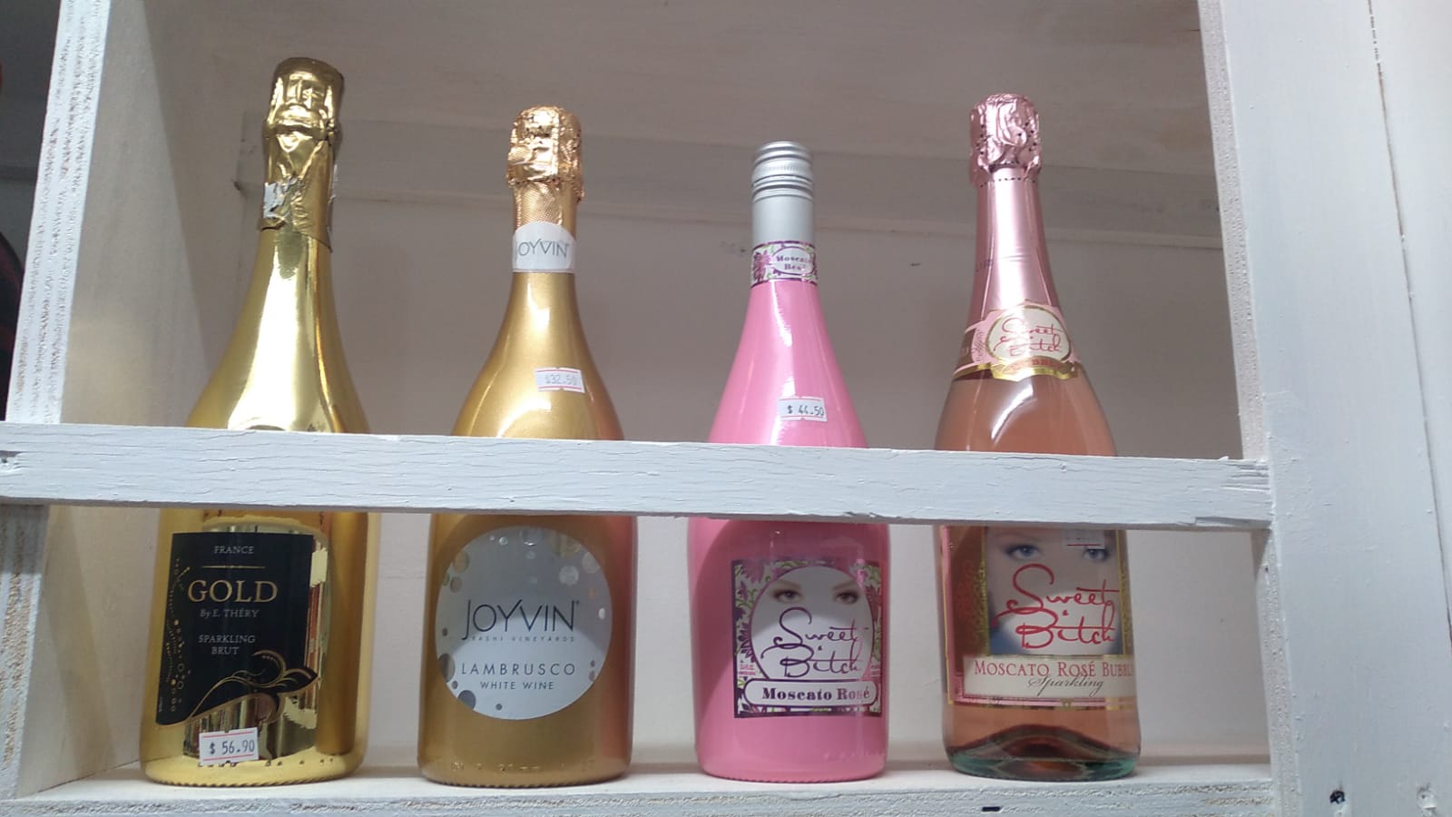 Groceries R Us: clear display of shop products