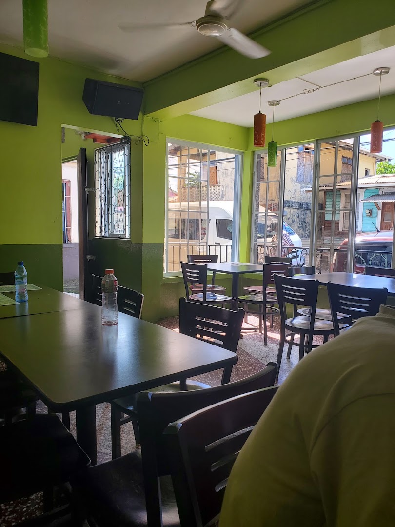 Kelly's Hot Spot: clear view of restaurant interior