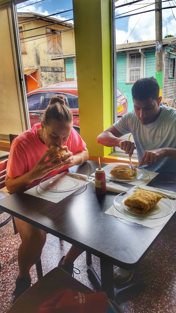 Kelly's Hot Spot: customers enjoying the food