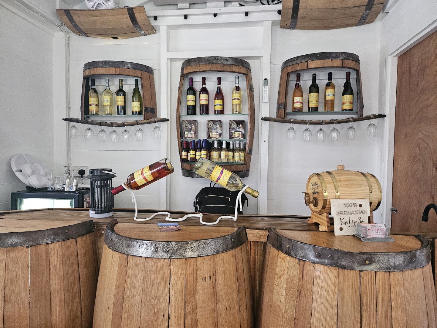 KaLipSo Wine: clear, professional shot of interior