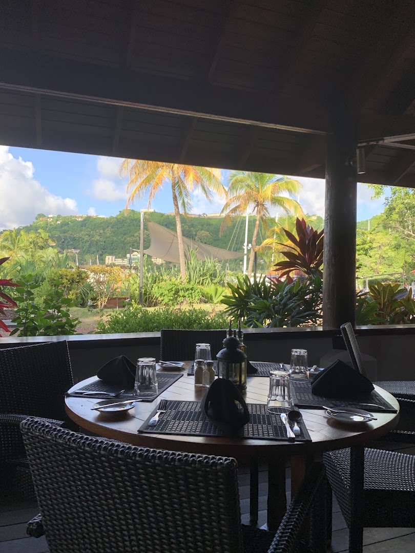 Victory Bar & Restaurant: inviting atmosphere with scenic view