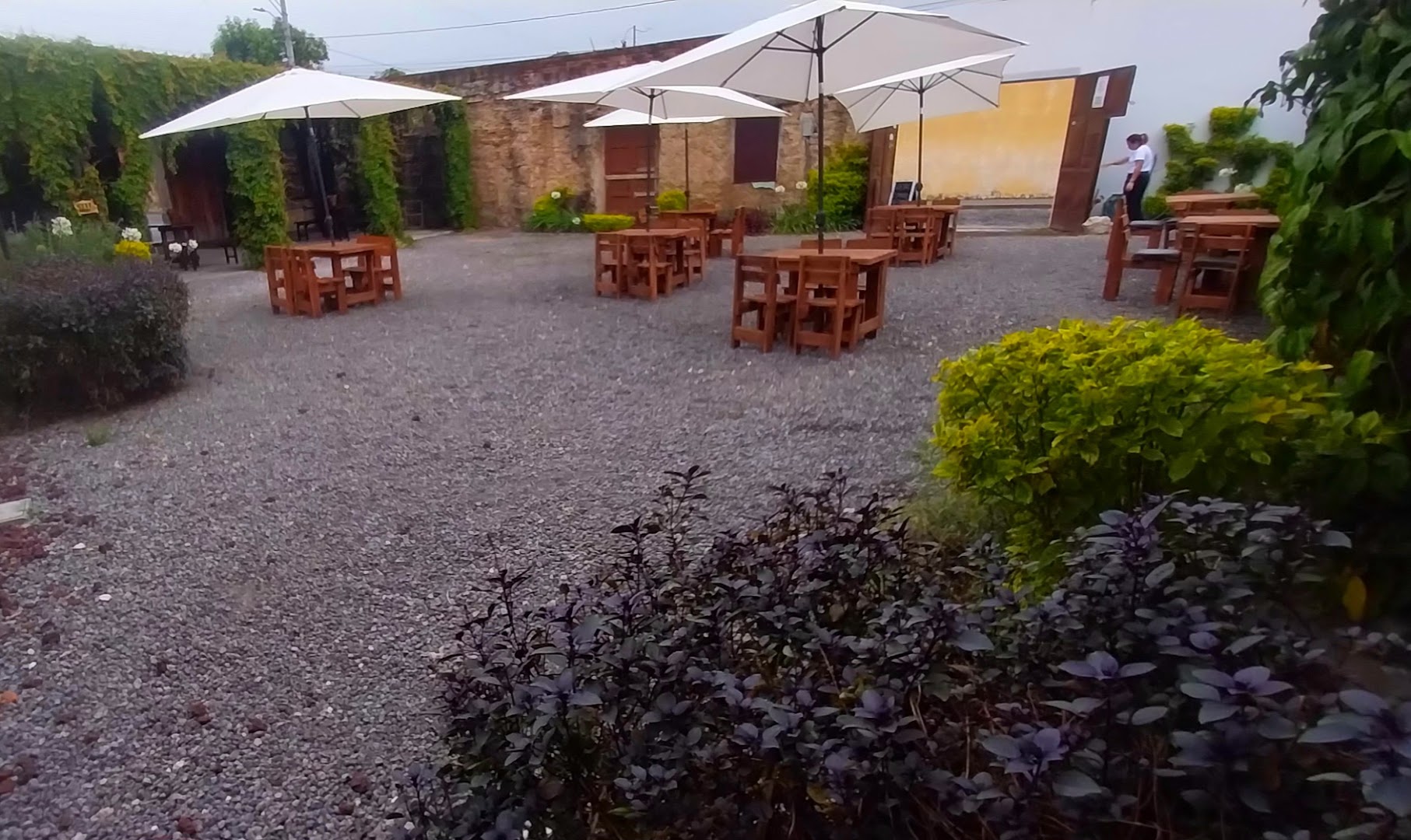 Volcanos Grill Place: clear view of outdoor seating