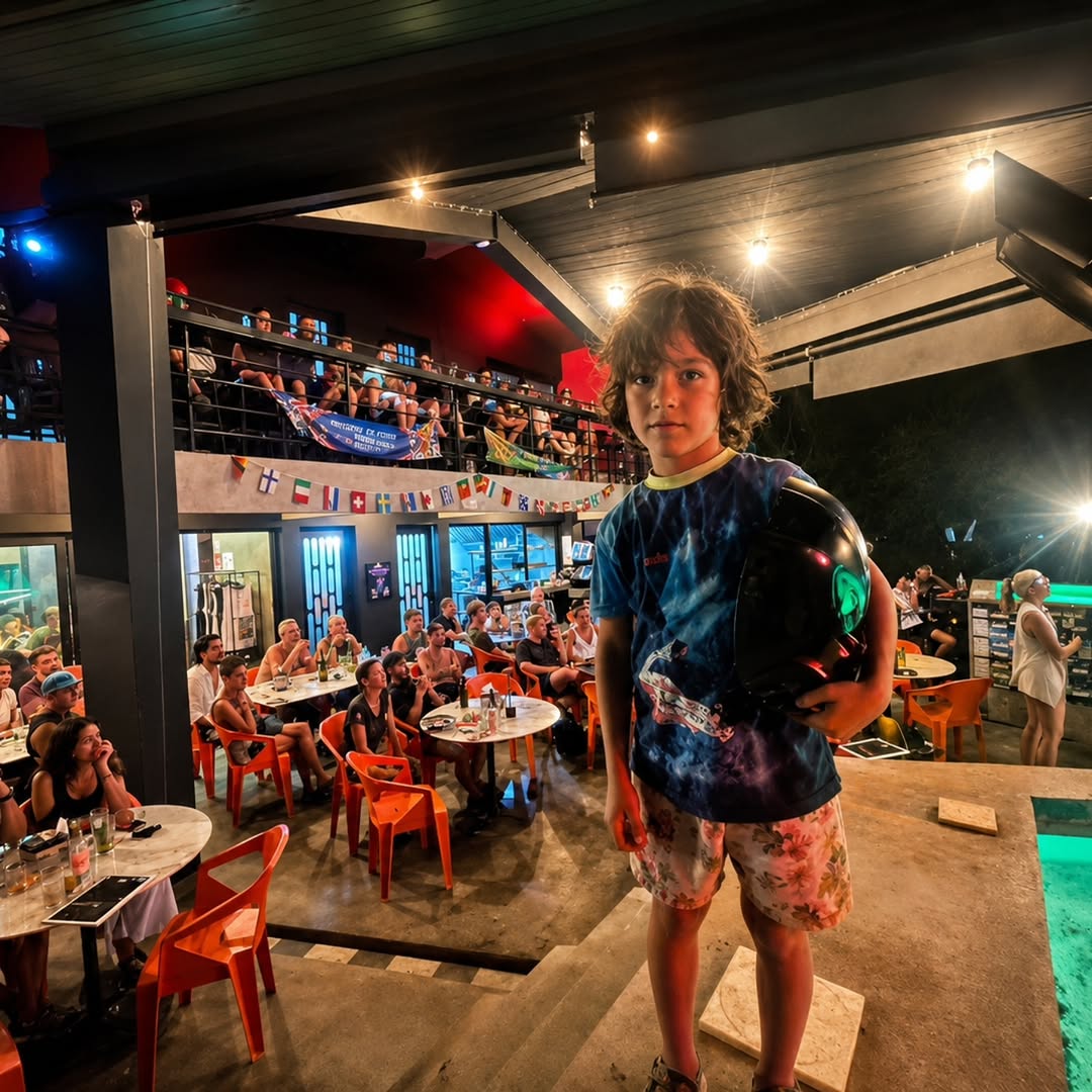 The Spaceship Restaurant and Bar: lively restaurant atmosphere well