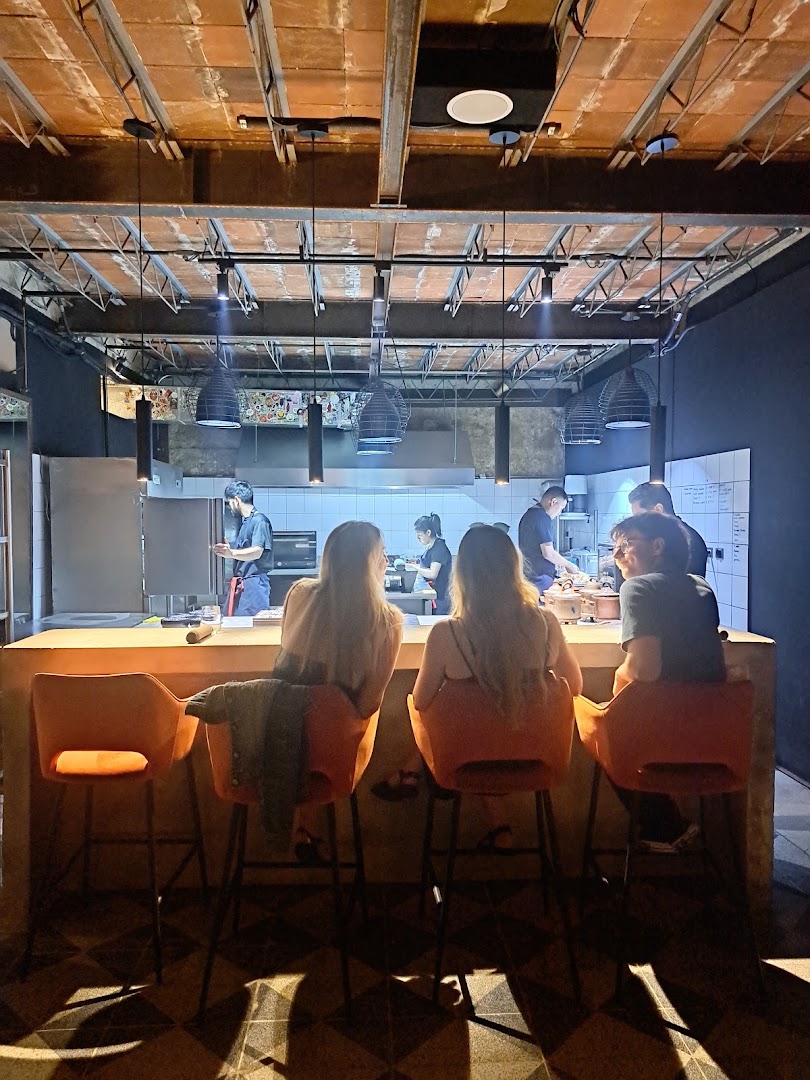 Flor de Lis: inviting atmosphere and professional composition