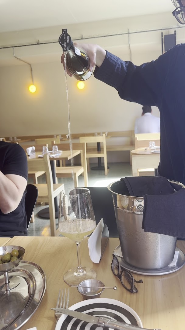 Gula: professional shot of drink service
