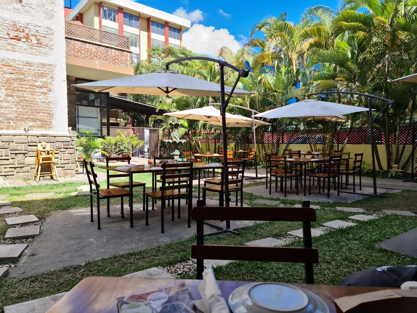 Las Carnes de Rodrigo: inviting and clear restaurant terrace