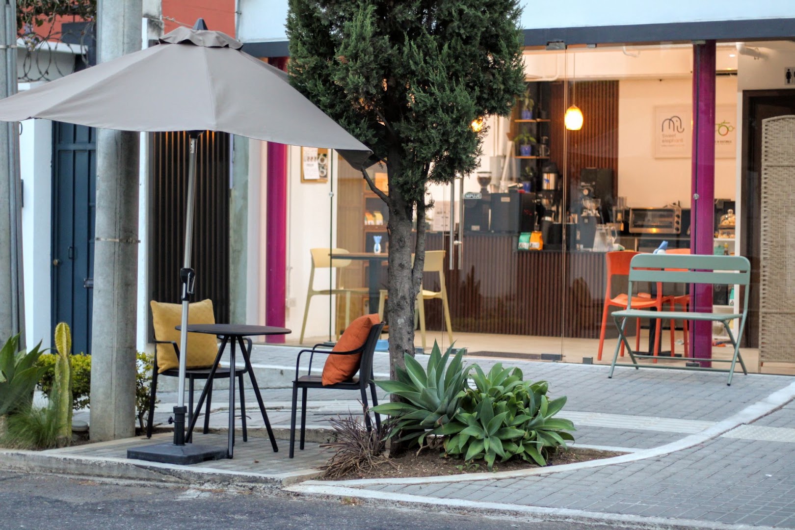 Sweet Elephant Coffee: clear, inviting exterior venue photo
