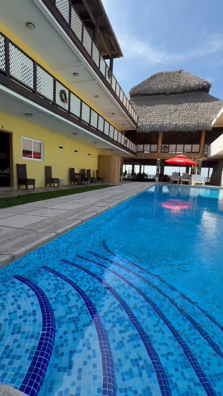 Hotel El Capitan: attractive hotel pool and exterior