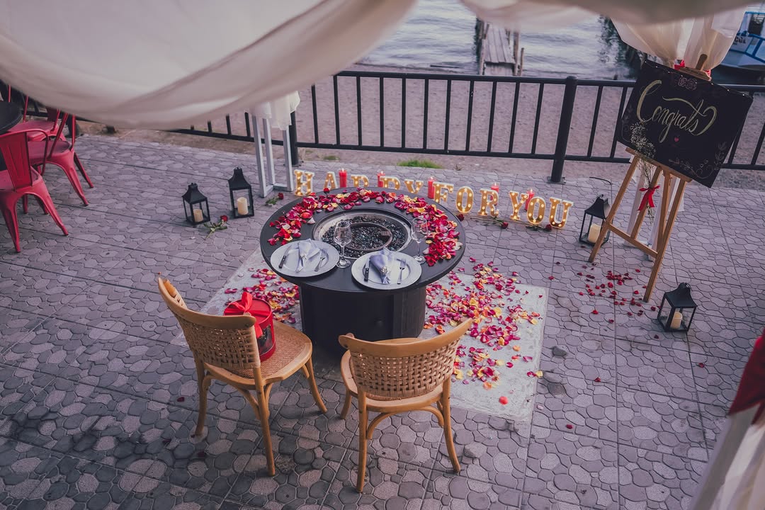 Atitlán Rest y Café: attractive romantic dining setup