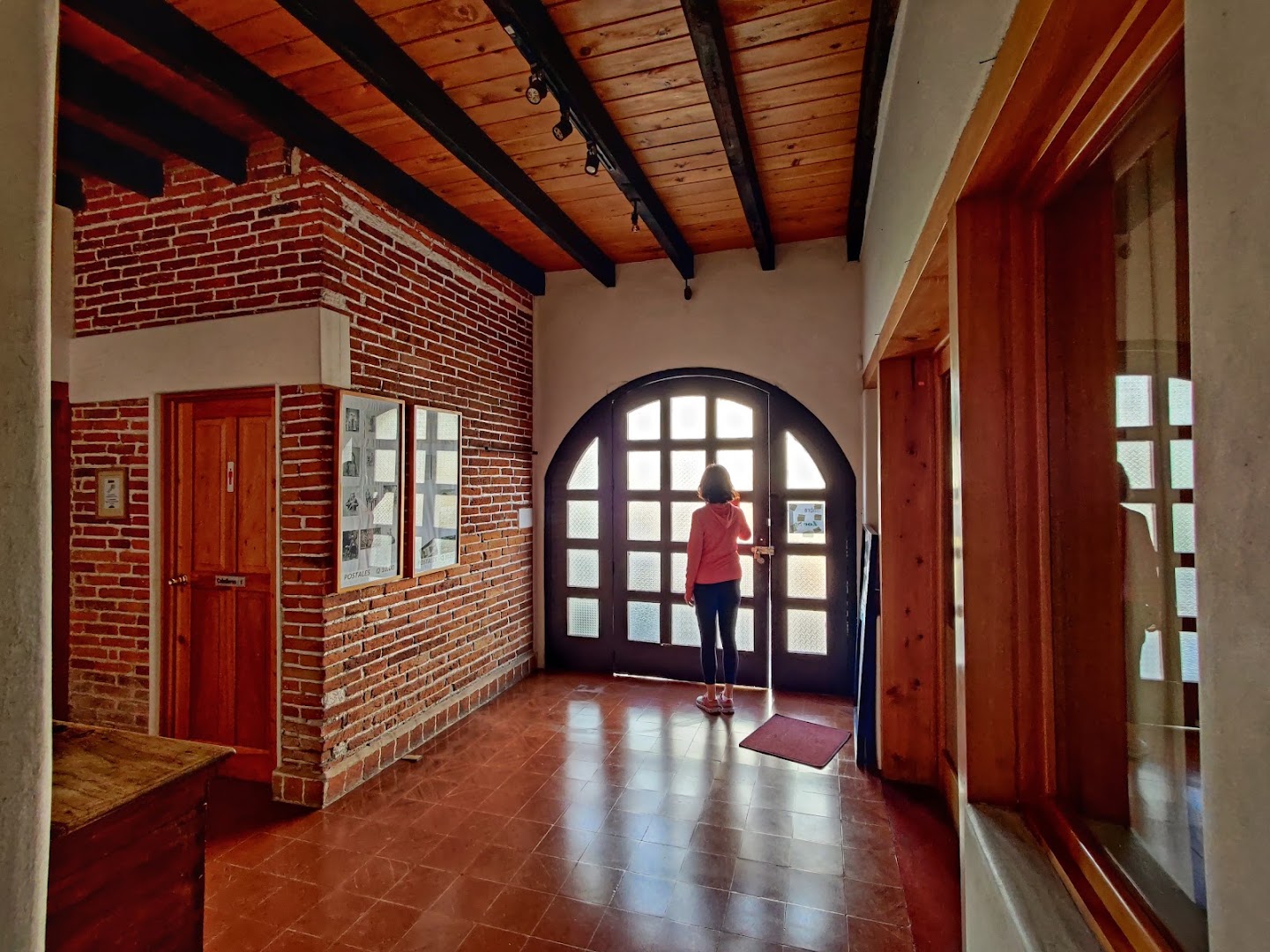 Cakchiquel: inviting and well-composed interior shot