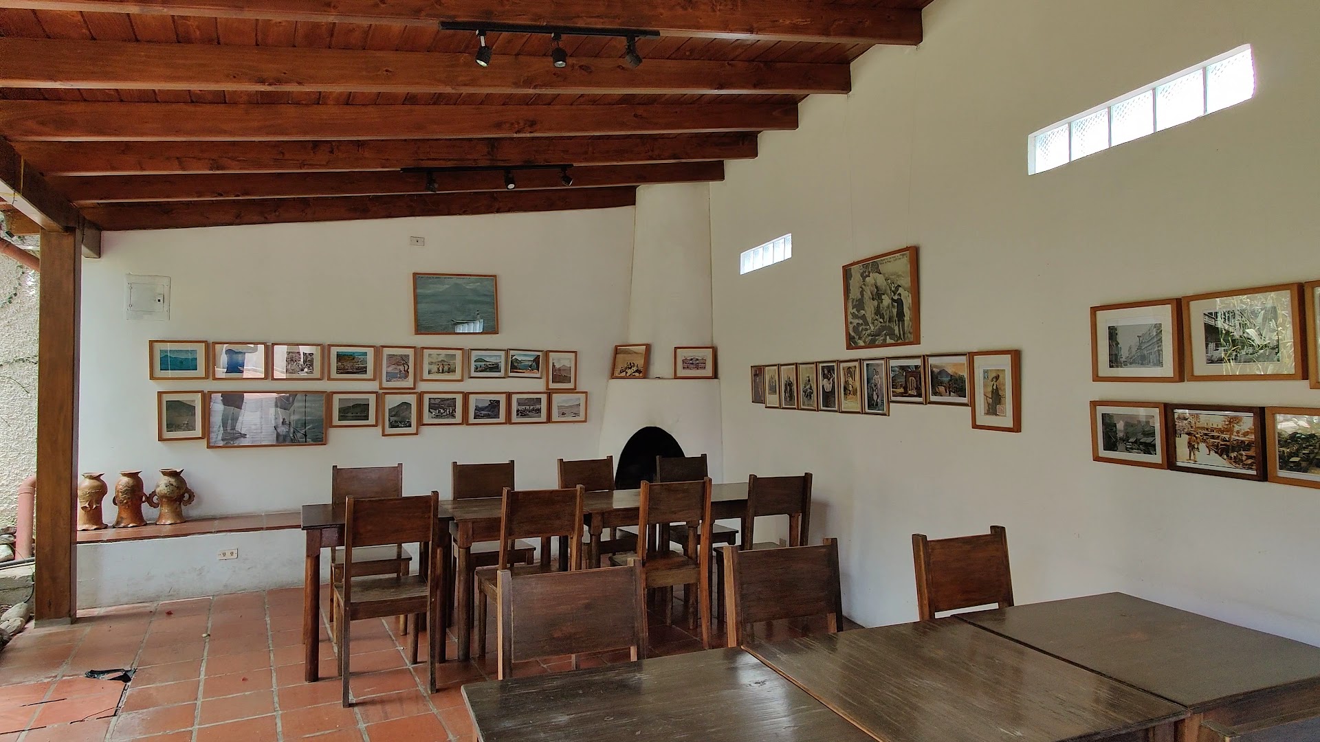 Cakchiquel: clear, inviting restaurant interior shot