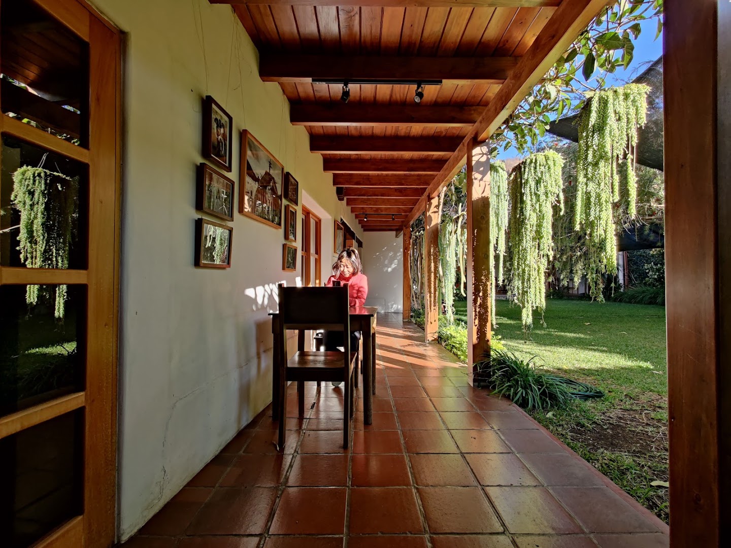 Cakchiquel: inviting and professional restaurant atmosphere