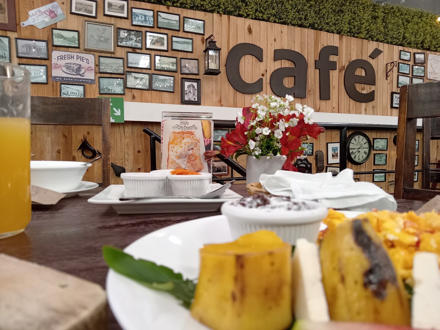 Café Baviera Cemaco: appealing shot of food and atmosphere