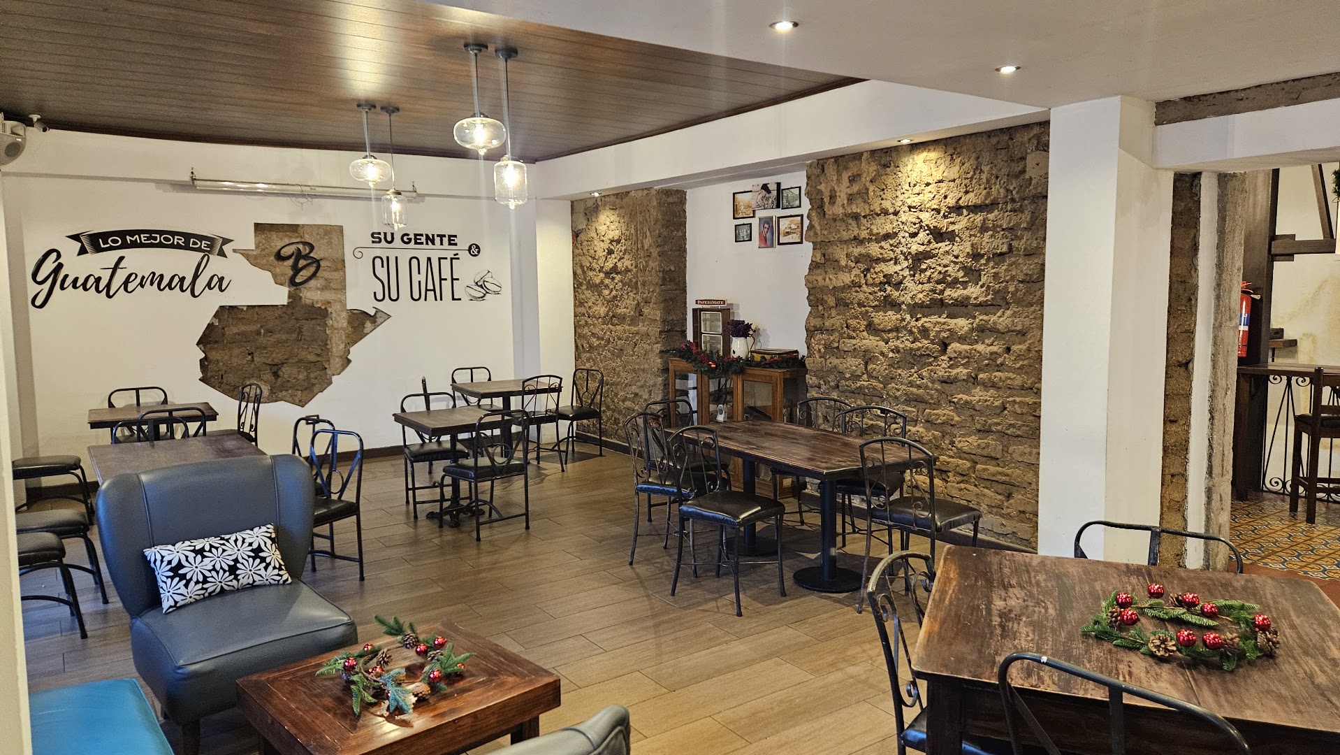 Café Baviera Cemaco: clear, inviting interior atmosphere