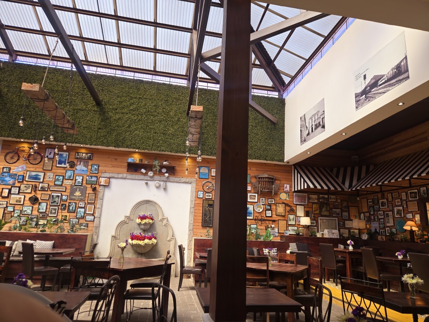 Café Baviera Cemaco: clear, inviting interior atmosphere