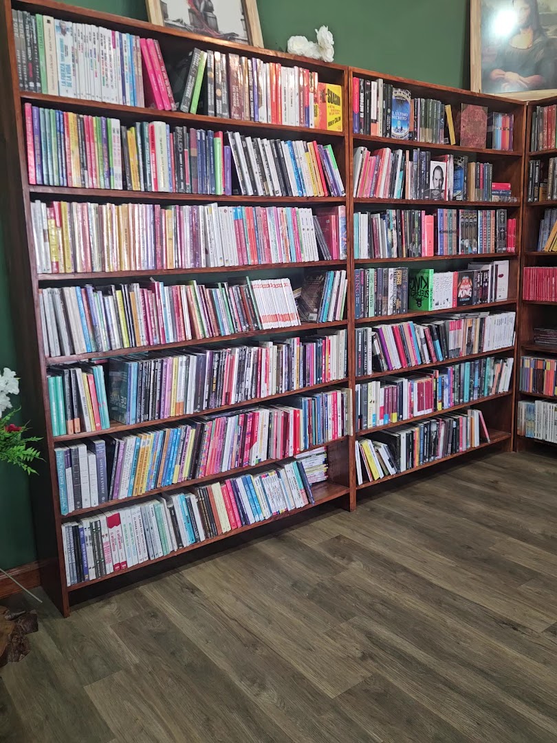 Librería Sísifo: clear photo of bookstore interior