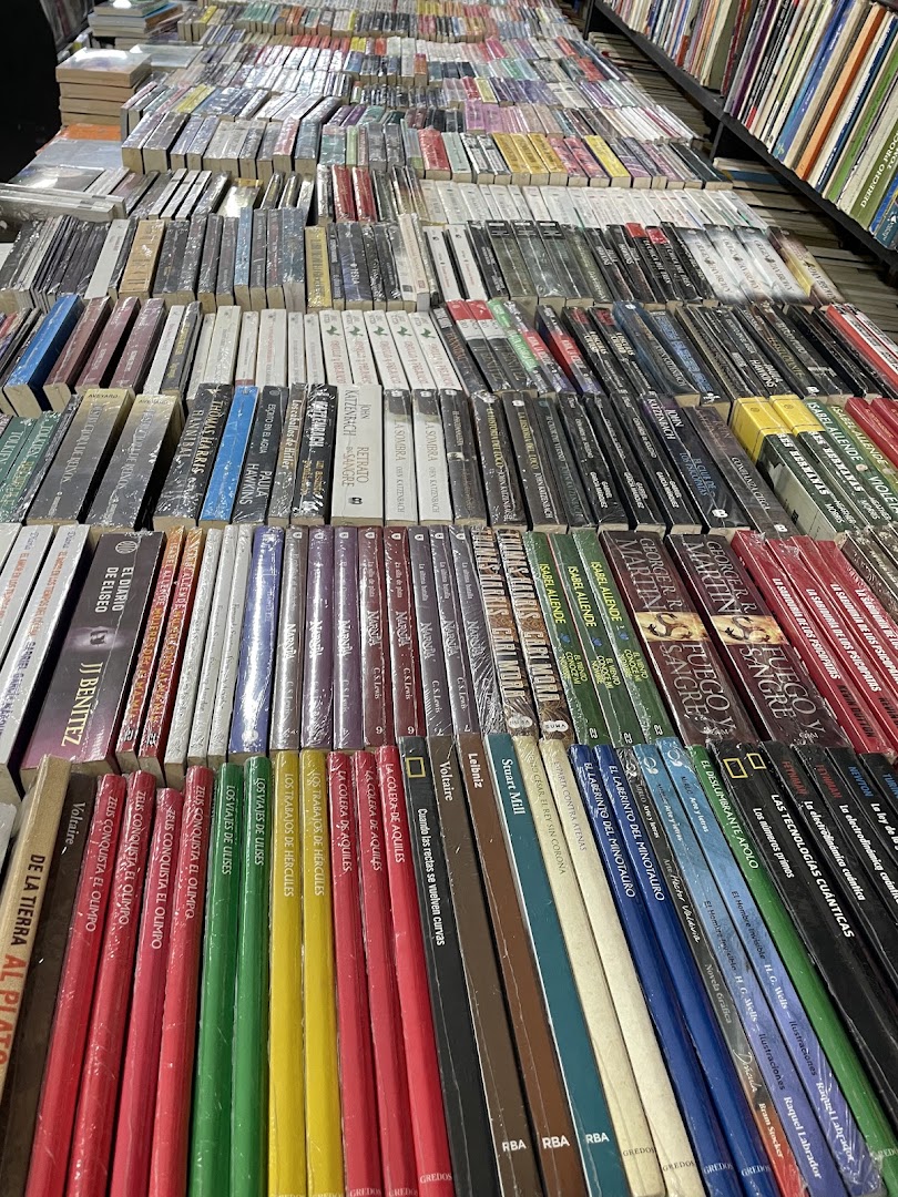Librería Sísifo: clear display of book collection