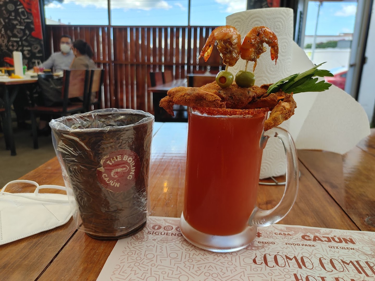 The Boiling Cajún: appetizing food and drink presentation