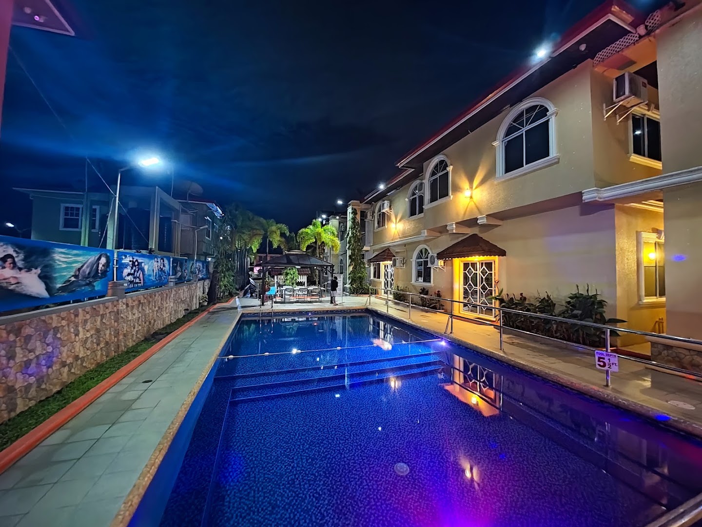 Palm Spring Hotel Restaurant & Bar: high quality night pool shot