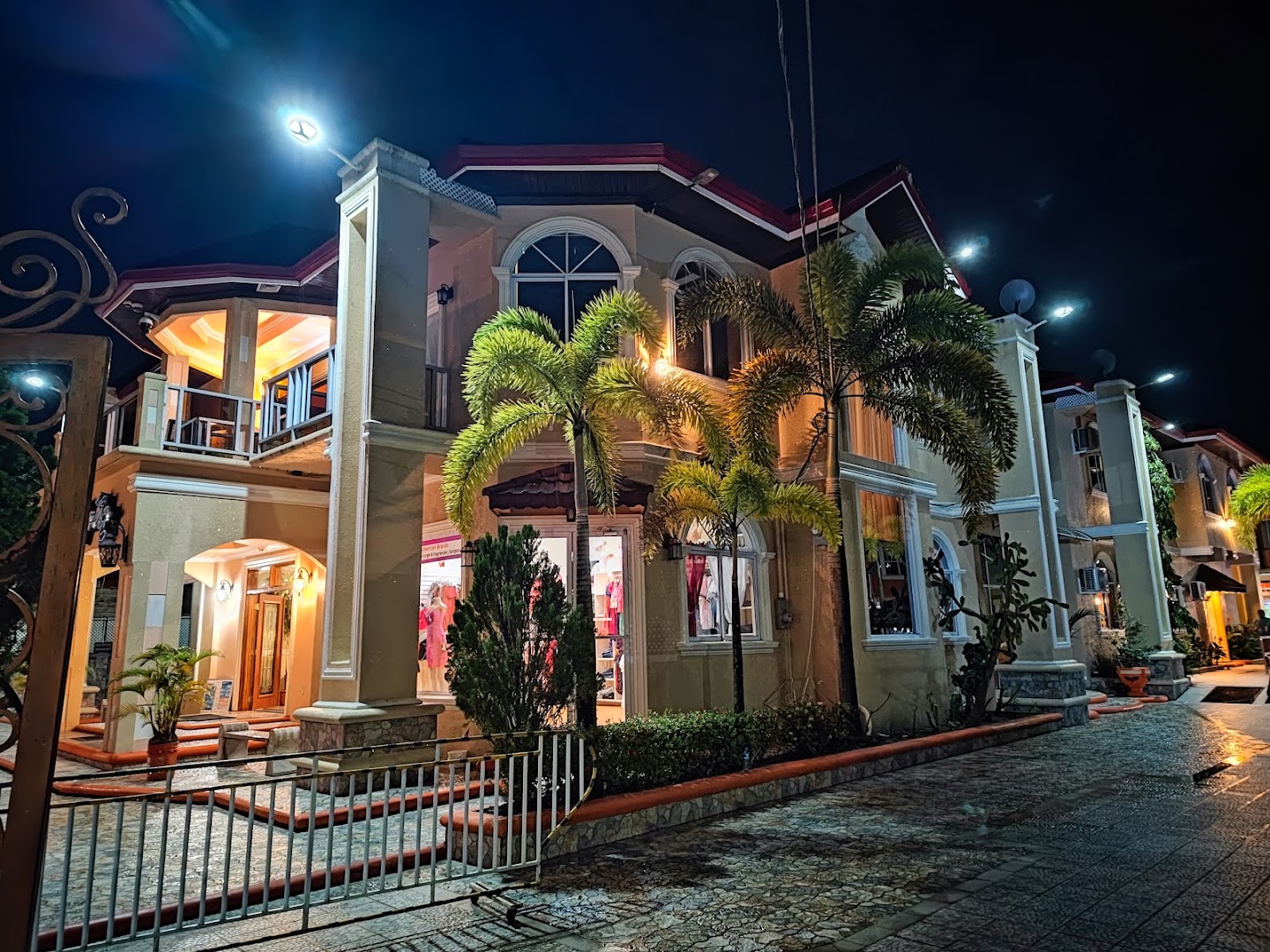 Palm Spring Hotel Restaurant & Bar: attractive night exterior shot