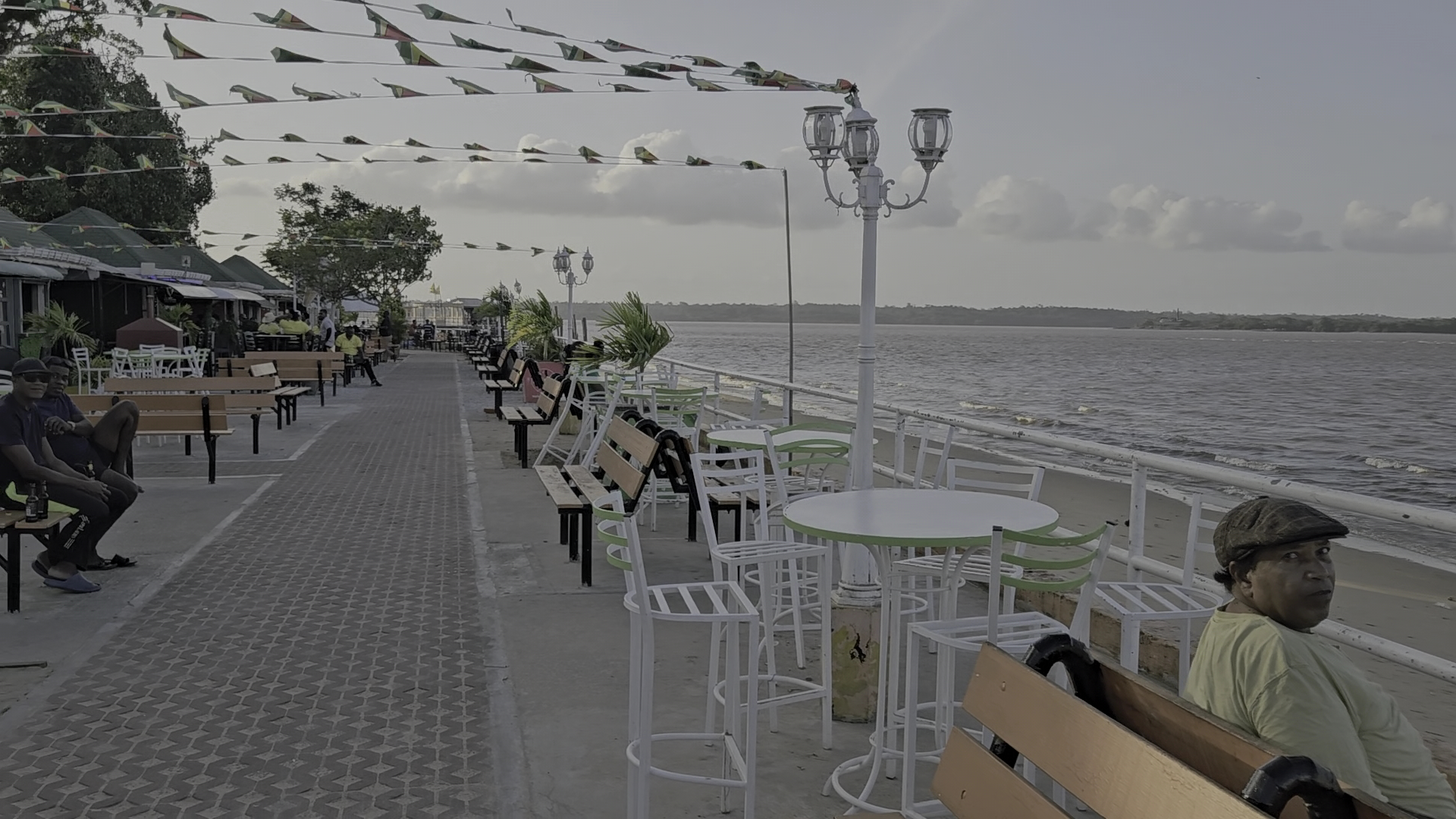 Upper Level Restaurant and Bar: attractive outdoor waterfront seating area